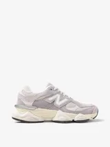 Championes New Balance modelo 9060 Truffle Salt, con diseño de inspiración Y2K. Confeccionados en una combinación de gamuza y malla en tonos lila y gris, presentan una entresuela esculpida con amortiguación ABZORB y SBS para mayor confort.