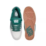 Zapatillas Vans Hylane blancas con detalles en verde oscuro y suela de goma color caramelo.