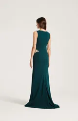 Vestido midi verde oscuro de corte al cuerpo, sin mangas, con aberturas laterales en la cintura decoradas con aplicaciones bordadas plateadas en forma de hojas.