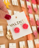 Par de aros de acero quirúrgico con forma de rosa color coral.