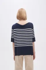 Sweater de tejido de punto con diseño a rayas horizontales en azul marino y blanco, cuello redondo amplio y mangas tres cuartos.