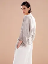 Spolverino color visón con lazo en la cintura y mangas 3/4.