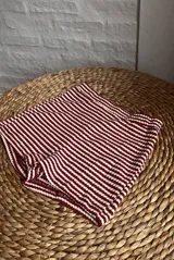 Shorts ajustados de tiro medio, color rojo y blanco, con diseño de rayas horizontales texturizadas.