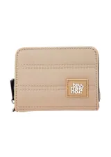 Monedero rectangular de lona color azul grisáceo, con cierre perimetral y costuras decorativas verticales. Incluye un parche frontal con el logo de la marca.