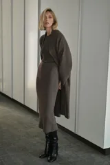 Vestido midi de punto con cuello redondo, manga corta y corte recto. Incluye un cinturón fino ajustable en la cintura y presenta una abertura con cierre de botón en la parte posterior.