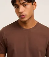 Remera básica de hombre con cuello redondo y mangas cortas, confeccionada en algodón. Presenta un corte regular que se ajusta de forma anatómica al cuerpo.