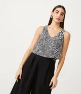 Blusa corta de poliéster con estampado de corazones, escote en V y sin mangas.