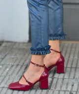 Pantalón largo azul con textura brillante y volados en el ruedo.
