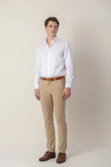 Pantalón de vestir color beige, corte slim fit, confeccionado en tencel.