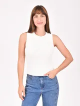 Musculosa de tejido de punto acanalado en color blanco, con cuello redondo y diseño ajustado al cuerpo.