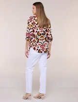 Blusa Zac & Rachel de gasa estampada con patrón multicolor, cuello mao con escote en V y botones frontales. Cuenta con detalles plisados en el frente y mangas largas con sistema para ajustar.