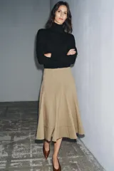 Jersey de cuello alto confeccionado en lana 100%, de manga larga y diseño clásico con acabado de tacto suave.
