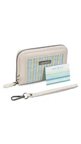 Billetera mediana con cierre perimetral, confeccionada en cuero sintético rosa y detalle central de tejido tipo telar con rayas verticales en amarillo, rosa y negro. Incluye correa de mano desmontable y placa metálica con logo de la marca.