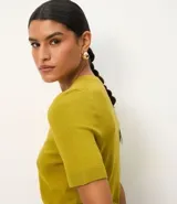 Blusa femenina color verde lima, confeccionada en viscosa certificada, con manga corta, cuello redondo y efecto de punto.