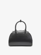 Bolso de mano tipo bowling o doctor bag, color negro, con acabado brillante y gran logo Diesel en relieve en el frente. Posee dos asas superiores y cierre de cremallera.