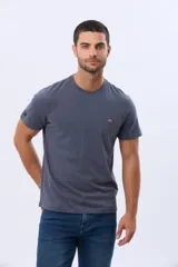 Remera lisa de manga corta y cuello redondo, color gris oscuro, de calce cómodo con pequeño logo bordado en el pecho.