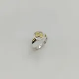 Anillo de diseño profesional con cuerpo de plata 925 y detalle central circular con símbolo de escribanía en oro 18k.