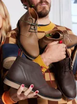 Botas tipo chukka de cuero color marrón, con cordones y suela de goma.