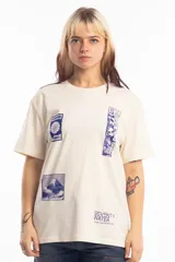Remera unisex de corte holgado en color beige, con estampado gráfico en azul que incluye motivos japoneses y texto.