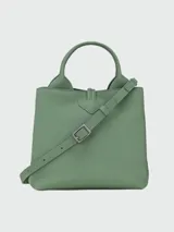 Cartera de mano Longchamp modelo Le Roseau en tamaño pequeño, confeccionada en cuero liso color verde. Presenta un diseño estructurado con asas cortas, cierre de solapa con el icónico broche metálico de bambú y herrajes plateados.