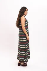 Vestido largo de punto con diseño de rayas en zigzag de colores verde oscuro, fucsia, rosa claro y amarillo, sin mangas y con escote redondo.