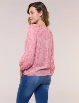 Blusa holgada de gasa liviana con estampado floral en tonos rosados y blancos. Presenta escote en V con muesca central y mangas largas abullonadas con inserción de puntilla y puños elastizados.