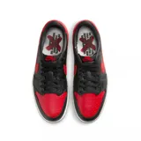 Championes Nike Air Jordan 1 Retro Low, modelo Banned, con diseño en color negro y detalles en rojo, perfil bajo y suela de goma.