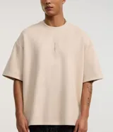 Remera masculina oversize de tejido tipo gamuza sintética (suede) de color negro, con cuello redondo, mangas cortas y detalle de bordado de cruz en el frente.