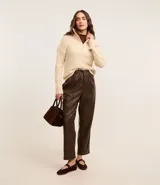 Pantalón zanahoria de cuero sintético color marrón, con cintura alta elástica ajustable con cordón.