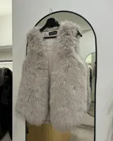 Chaleco de piel sintética color gris claro, con corte recto y diseño sin mangas.