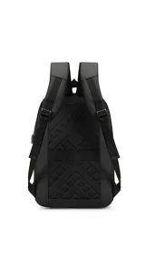 Mochila urbana color negro con diseño minimalista, múltiples compartimentos con cierre y correas acolchadas ajustables.