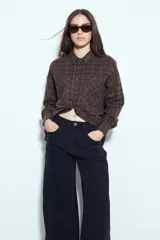 Jean de corte wide leg y tiro medio, confeccionado en denim negro con costuras reforzadas y diseño de pierna ancha.