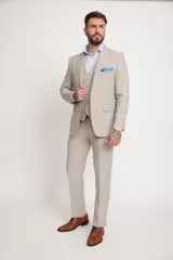 Ambo de tres piezas marca Guarnieri, compuesto por saco, chaleco y pantalón de corte comfort fit. Confeccionado en una mezcla de lino, viscosa y poliéster, presenta un tono beige claro con acabado texturizado. El saco cuenta con solapas clásicas, bolsillos con solapa y pañuelo de bolsillo, mientras que el chaleco presenta cierre frontal de botones.