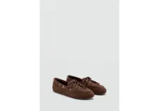 Zapato mocasín de gamuza marrón, estilo náutico, con detalles de cordones con nudo en el empeine, ojales metálicos plateados en los laterales y suela plana.