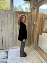 Pantalón oxford de viscosa con estampado de lunares pequeños en color bordó, de talle alto y corte acampanado.