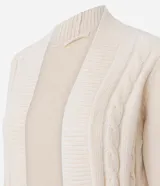 Cardigan abierto de largo medio, confeccionado en punto texturizado con diseño de cables marcados y puños acanalados.