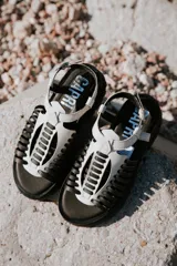 Sandalias Camper Loto con plataforma, color negro y blanco, con tiras de cuero vacuno y hebilla lateral.