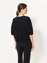 Sweater negro de lana merino y algodón, de mangas cortas y corte amplio.