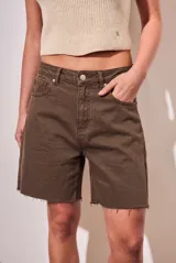 Bermuda de denim color marrón, de tiro medio y corte midi, con bolsillos laterales y terminaciones desmechadas en las piernas.