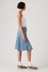 Falda midi de denim en tono azul claro, con diseño acampanado y paneles verticales tipo godet.