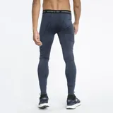 Calza deportiva ajustada Umbro color gris jaspeado, con cintura elástica que lleva el logo repetido de la marca. Presenta un pequeño logo Umbro en la parte inferior de la pierna.