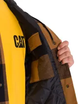 Chaqueta tipo camisa de franela con capucha, diseño a cuadros en tonos marrón y negro. Cuenta con cierre frontal a presión, bolsillos en el pecho con solapa y bolsillos laterales. Incluye logo de la marca en el bolsillo izquierdo.