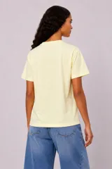 Remera manga corta de algodón color blanco, con cuello redondo y diseño holgado. Cuenta con estampado en el pecho de un paisaje de playa con palmeras en color verde.
