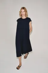 Vestido midi ZW Collection confeccionado en mezcla de algodón, en color azul marino. Presenta cuello redondo, manga sisa, bolsillos laterales ocultos en costura, bajo acabado en línea evasé y cierre trasero con cremallera.