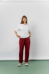 Pantalón jogger de calce relajado color bordó intenso, con cintura elastizada y lazo regulable. Cuenta con bolsillos laterales con cierre invisible y silueta recta levemente afinada.