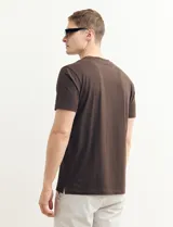 Remera verde militar de manga corta y cuello redondo.