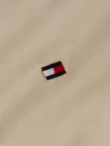 Remera Tommy Hilfiger de corte slim, confeccionada en suave tejido interlock de algodón elástico, de color beige con cuello redondo y el logo de la marca bordado en el pecho.