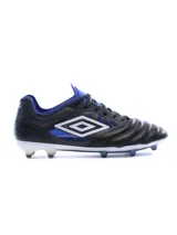 Championes de fútbol Umbro Tocco IV Pro FG, color negro con detalles en azul y blanco. Presentan el logo de Umbro en los laterales y suela con tapones para césped natural.