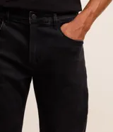 Pantalón slim de jean negro para hombre, confeccionado con tecnología Tech Denim que proporciona mayor elasticidad, confort térmico y secado rápido. Cuenta con cintura con pasantes, cierre tradicional y bolsillos funcionales.