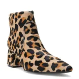 Botas de caña corta Bottero con punta fina y taco cuadrado, confeccionadas en cuero con estampado animal print de leopardo.